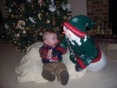 La navidad es un día de sustos para este bebe – Imagen chistosa La navidad es un día de sustos para este bebe – Imagen chistosa