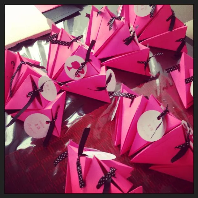 nayive@torresdepapel.co: Cajas triángulo sorpresa cumpleaños Barbie