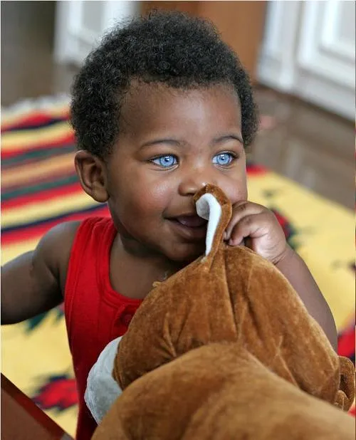 Negrito con ojos azules | La Pastilla Verde Pistacho