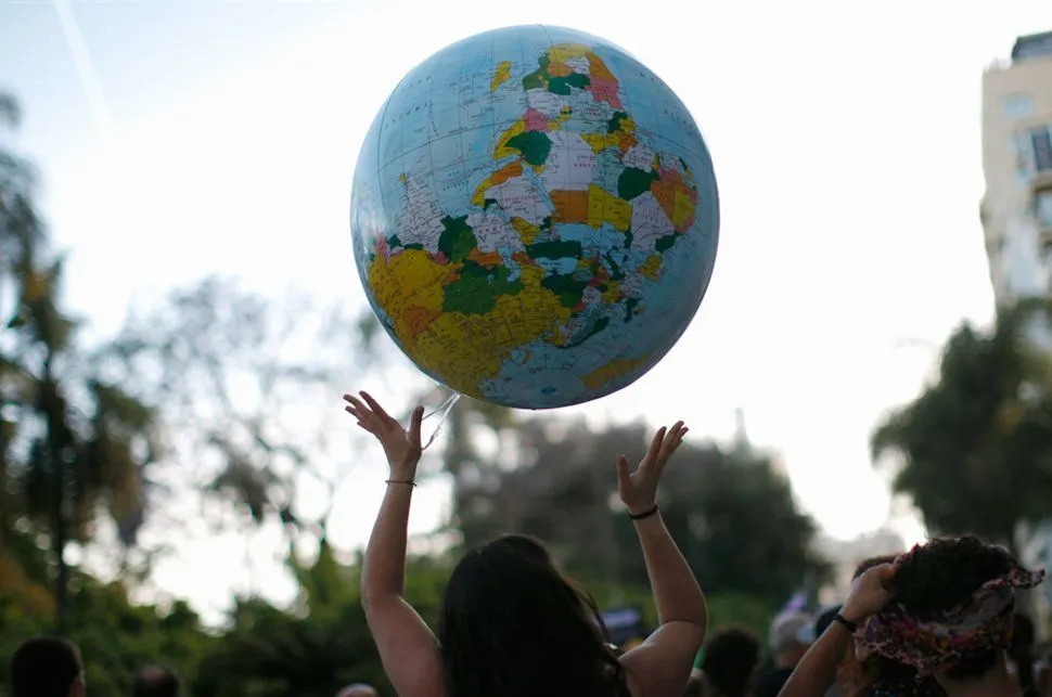 NEGRO SOBRE BLANCO: Los antidisturbios intervienen de madrugada.