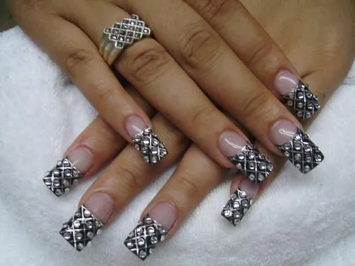 NEGRO CON CINTILLAS Y SWAROVSKYS :D - nails_adomicilio | Nails