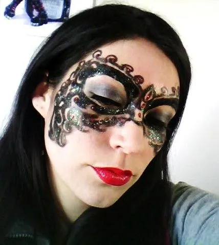 Nelarkia make up & mas...: Antifaz! jugando con los maquillajes