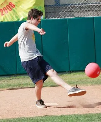 nerd: David Henrie: Patiando la pelota