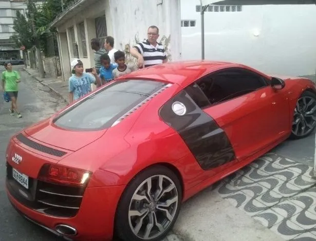 Neymar en su carro - Imagui
