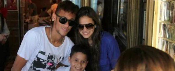 Neymar se deja ver con su novia, pero sigue sin hablar del Barça