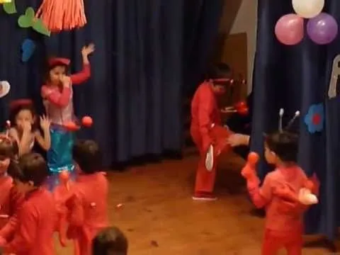 Nico haciendo de Sebastian, el cangrejo de la Sirenita. (Marzo ...