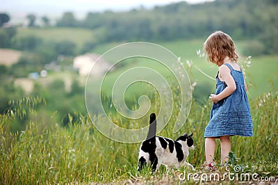 Niña adorable y su gato.