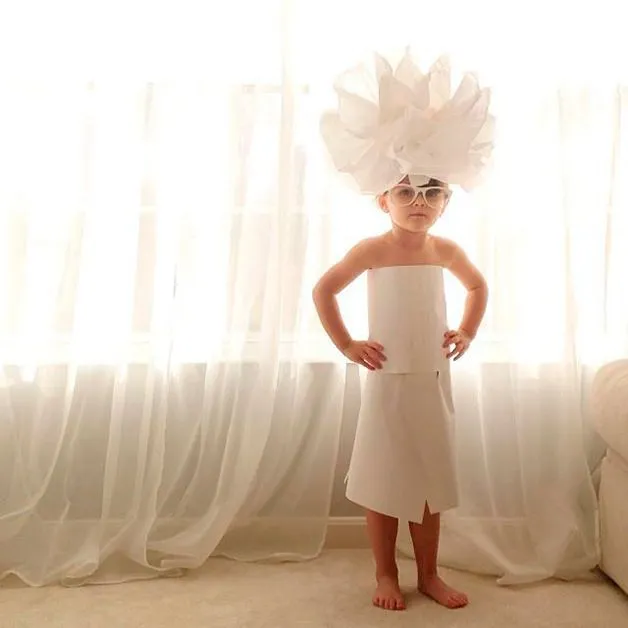 Niña de 4 años diseña vestidos de papel y se convierte en un éxito ...