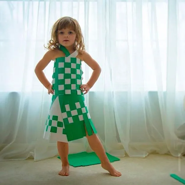 Niña de 4 años diseña vestidos de papel y se convierte en un éxito ... Niña de 4 años diseña vestidos de papel y se convierte en un éxito ...
