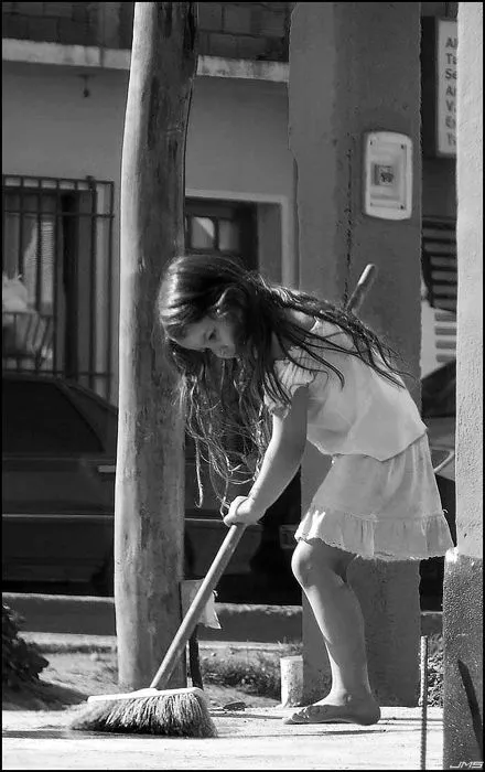 niña barriendo | JuanSe