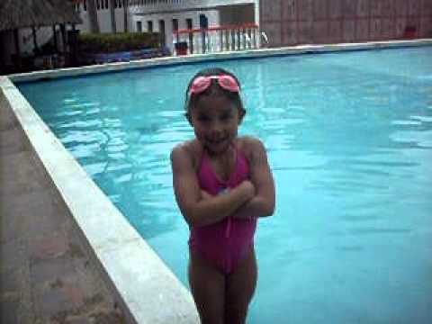 NIÑA ENSEÑANDO A NADAR - YouTube