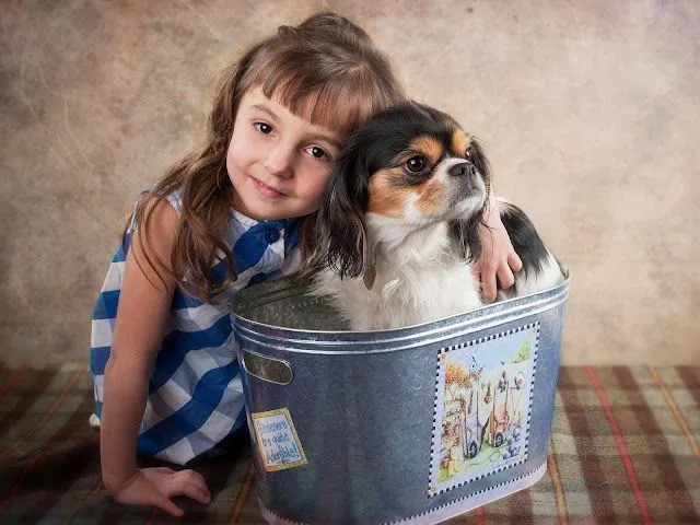 niña feliz con su perrito.