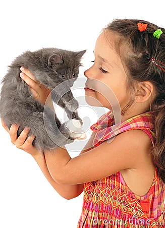 Niña con el gatito gris ensus manos.