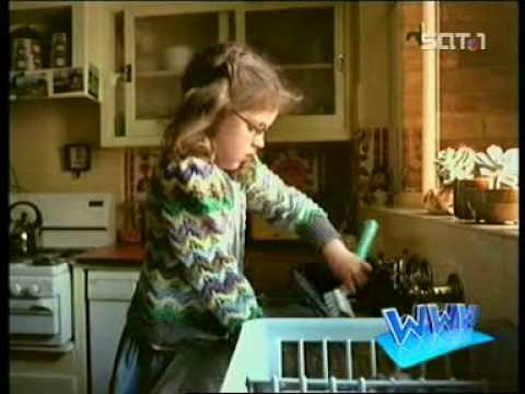 Niña Lavando una Laptop - YouTube