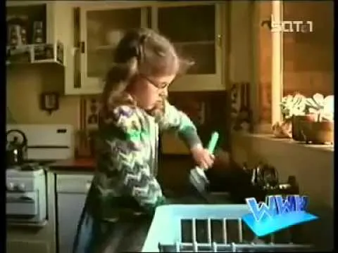 Nina lavando la netbook en vez de los platos. - YouTube