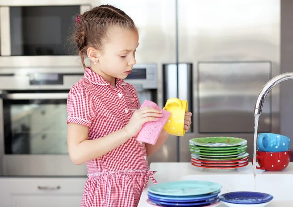 Niña lavando los platos — Foto stock © alenkasm #22094399 Niña lavando los platos — Foto stock © alenkasm #22094399