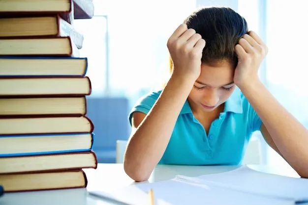 Niña pequeña estudiando concentrada | Descargar Fotos gratis Niña pequeña estudiando concentrada | Descargar Fotos gratis