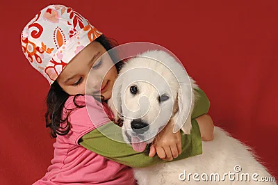 Niña con un perro perdiguero de oro.