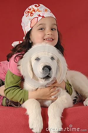 Niña con un perro perdiguero de oro.