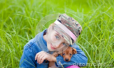 Niña con pinscher de la mascota.