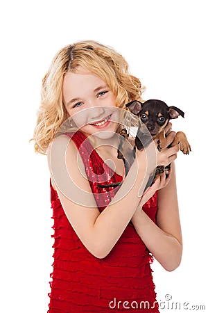 Niña rubia que sostiene el perrito que lleva el vestido rojo. Niña rubia que sostiene el perrito que lleva el vestido rojo.