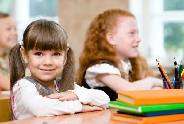 Niña sentada y estudiando en la clase de escuela — Foto stock ...