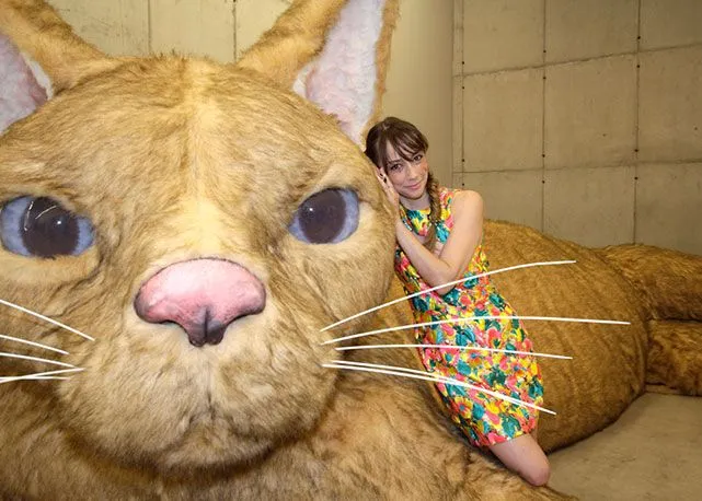 Nina e seu gato que ronrona! - Foto: Arthur Vahia/SiteRG. NINA PANDOLFO ABRE A MOSTRA SERENDIPIDADE Nina e seu gato que ronrona! - Foto: Arthur Vahia/SiteRG. NINA PANDOLFO ABRE A MOSTRA SERENDIPIDADE