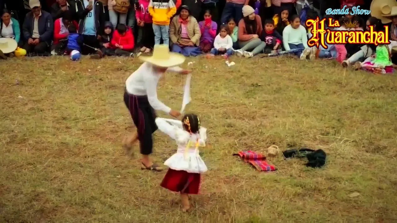 Niña Talento de 3 años bailando Huayno - Banda Show La Huaranchal / Cajabamba 2019 - YouTube Niña Talento de 3 años bailando Huayno - Banda Show La Huaranchal / Cajabamba 2019 - YouTube
