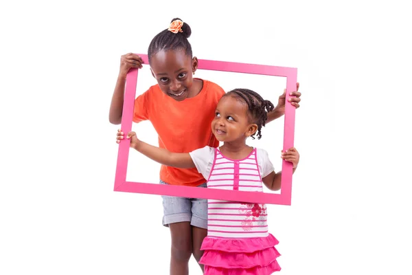 Niñas afroamericanas sosteniendo un cuadro — Foto stock ...