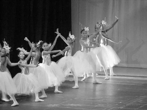 Niñas Bailarinas uno. B y N | Flickr - Photo Sharing!