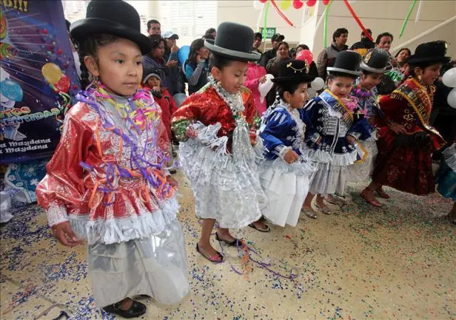 Niñas bolivianas vestidas con el típico traje de las mujeres ... Niñas bolivianas vestidas con el típico traje de las mujeres ...