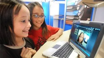 Las niñas chatean y crean blogs más que los hombres. 