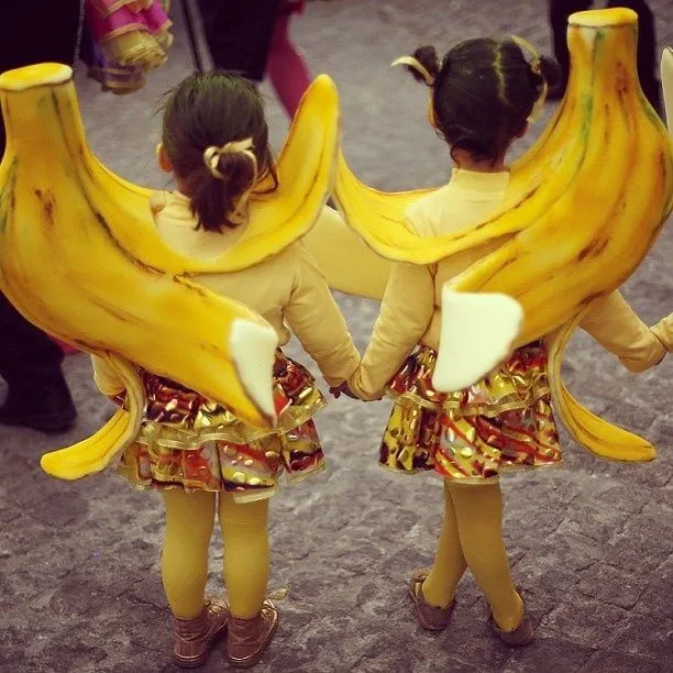 Unas niñas disfrazadas de 'bananas' esperan su turno para ... Unas niñas disfrazadas de 'bananas' esperan su turno para ...