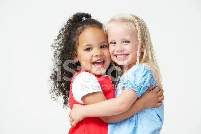 Dos Niñas DE LA Escuela DE Pre Abrazándose UNO AL Otro fotos de ... Dos Niñas DE LA Escuela DE Pre Abrazándose UNO AL Otro fotos de ...