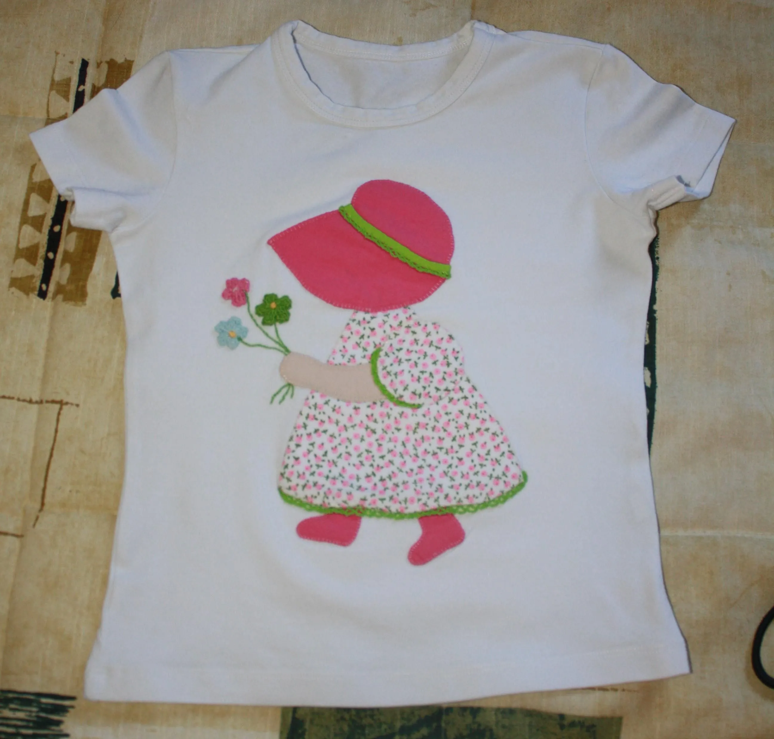dos niñas, hechas con el mismo dibujo de la colcha de las muñecas ... dos niñas, hechas con el mismo dibujo de la colcha de las muñecas ...