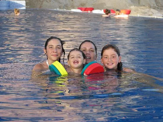 Mis niñas en la piscina 2: fotografía de Marina Suites, Puerto ... Mis niñas en la piscina 2: fotografía de Marina Suites, Puerto ...