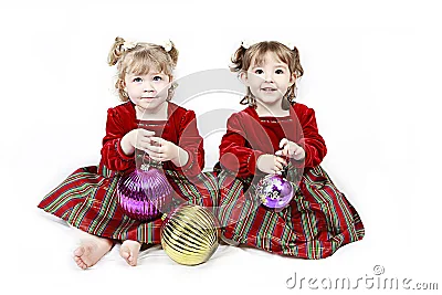 Dos niñas vestidas de rojo, adornos de navidad. Dos niñas vestidas de rojo, adornos de navidad.