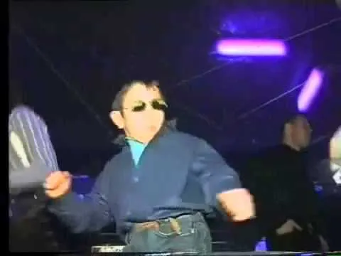Niño bailando techno - YouTube