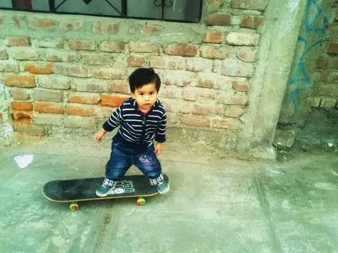 NIÑO BEBE SKATER 2 AÑOS CON UN SOLO PIE - SKATEBOARDING 2013 ...