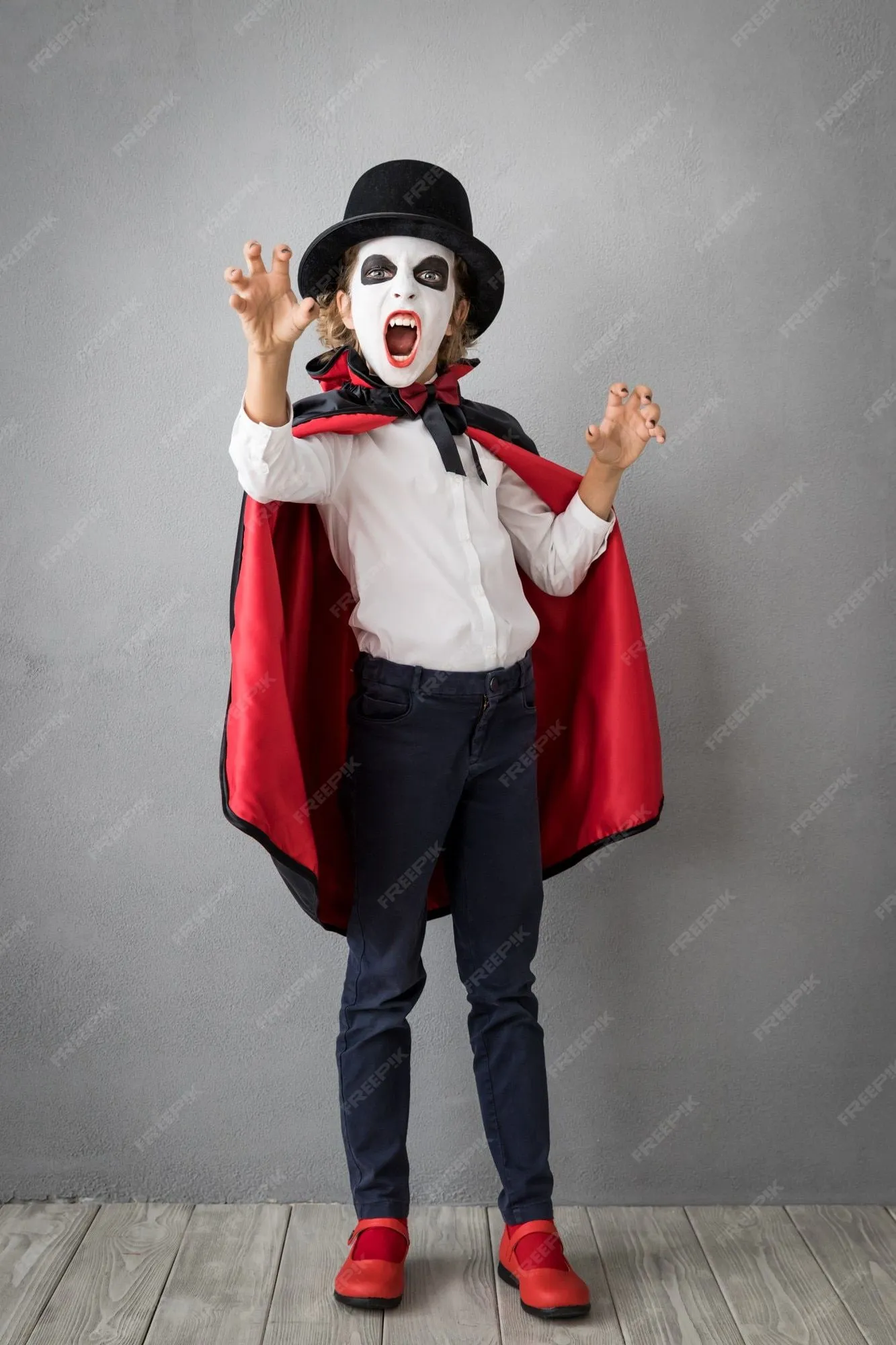Niño divertido disfrazado de halloween. niño pintado terrible vampiro.  concepto de vacaciones de otoño | Foto Premium