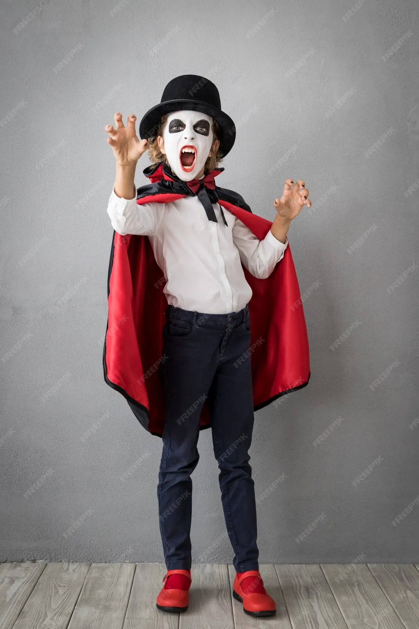 Niño divertido disfrazado de halloween. niño pintado terrible vampiro. concepto de vacaciones de otoño | Foto Premium Niño divertido disfrazado de halloween. niño pintado terrible vampiro. concepto de vacaciones de otoño | Foto Premium