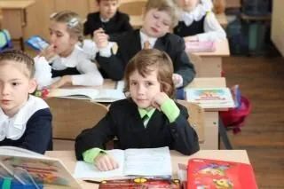niño de la escuela piensa que la escuela | Descargar Fotos gratis