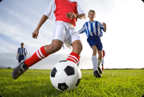 Niños jugando futbol - Imagui