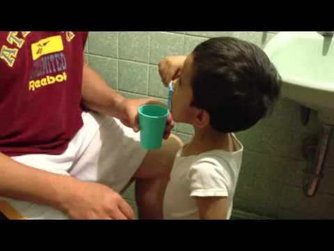 NIÑO LAVANDOSE LOS DIENTES .MOV - YouTube