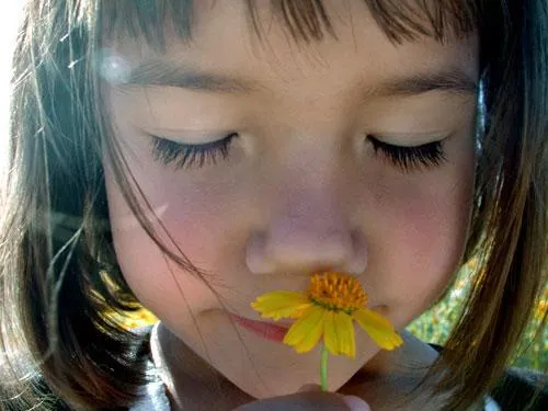 Niñas oliendo flores para colorear - Imagui Niñas oliendo flores para colorear - Imagui