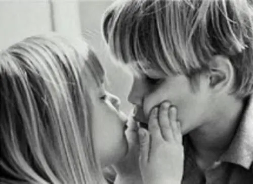 NIÑO PEQUEÑOS DANDOSE BESOS - Imagui