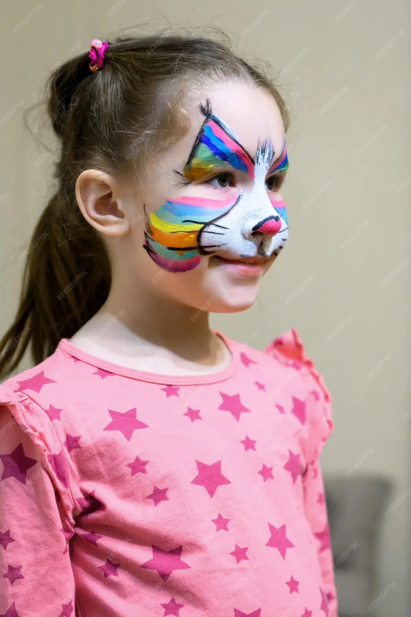 Niño con pintura facial de kitty niña linda con máscara pintada en su cara de gato arcoiris | Foto Premium Niño con pintura facial de kitty niña linda con máscara pintada en su cara de gato arcoiris | Foto Premium