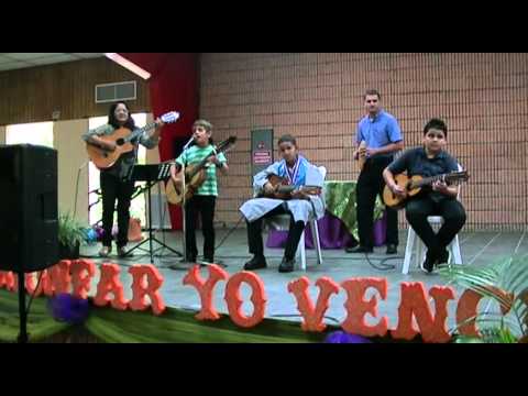 niño tocando cuatro y cantando - YouTube