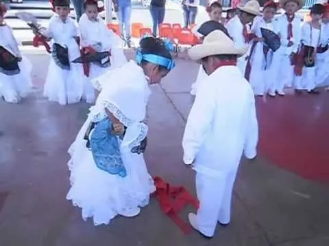 NIÑOS BAILANDO LA BAMBA VERACRUZANA P3291100.AVI - YouTube NIÑOS BAILANDO LA BAMBA VERACRUZANA P3291100.AVI - YouTube