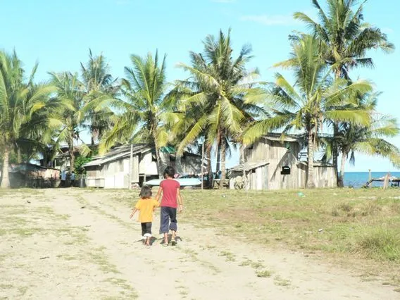 Niños caminando hacia la casa en la aldea de Kampung Sinakut: el ... Niños caminando hacia la casa en la aldea de Kampung Sinakut: el ...